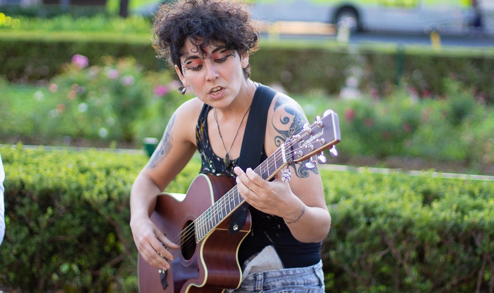 Naía Nastasia jouant de la guitare dans les rues de Belo Horizonte - BR