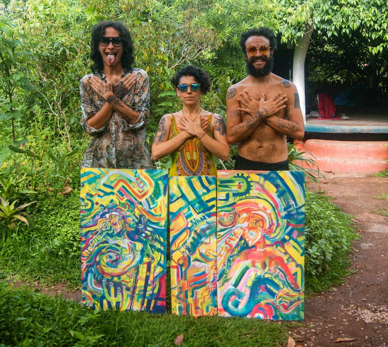 Naía Nastasia, Jimmy et Centuriom posant avec le résultat de l'expérience "Oz Galactic Wizard", un tableau en triptyque coloré et psychédélique
