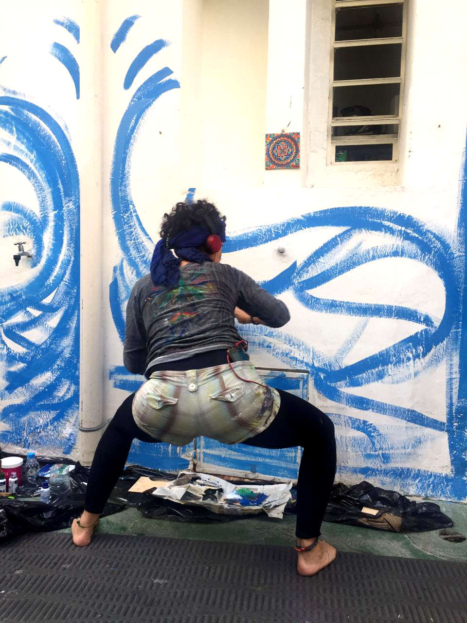 L'artiste Naía Nastasia commence une peinture murale en utilisant les mouvements de Tai Chi pour obtenir une touche harmonieuse